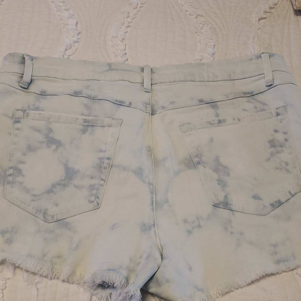 Shorts - Picture 2 of 4